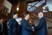 Le secrétaire général To Lam, et son épouse Ngo Phuong Ly rencontrent l’ancien roi Siméon de Saxe-Cobourg-Gotha, qui a été Premier ministre bulgare de juillet 2001 à août 2005. Photo : VNA.