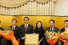 L’ambassadeur du Japon au Vietnam, Ito Naoki, remet le diplôme d’honneur du ministre japonais des Affaires étrangères à la VAJA. 