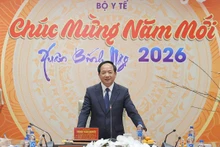 Trinh Van Quyet, membre du Bureau politique et chef de la Commission centrale de la propagande et de la mobilisation des masses adresse ses félicitations au ministère de la Santé à l'occasion du 71e anniversaire de la Journée des médecins vietnamiens. Photo : suckhoedoisong.vn