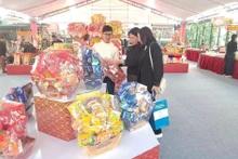 Les visiteurs à l'exposition. Photo: VNA