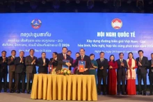 Signature de la communiqué commune de conférence internationale sur la construction d’une frontière Vietnam–Laos de paix, d’amitié et de coopération pour le développement en 2026. Photo : VNA.