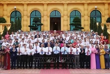 Le président de la République, Luong Cuong, et les artisans participant à la rencontre. Photo : VNA.