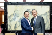 Le vice-Premier ministre et ministre vietnamien des Affaires étrangères, Bui Thanh Son (gauche), et le chef de la diplomatie chinoise, Wang Yi. Photo : VOV. 