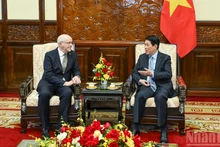 Le président de la République, Luong Cuong (à droite) reçoit l'ambassadeur de Finlande, Keijo Norvanto, venu prendre congé au terme de son mandat au Vietnam. 