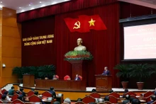 Le secrétaire général du Parti, To Lam, rencontre les membres des sous-comités chargés de préparer le XIVe Congrès national du Parti et du Comité directeur chargé d’examiner les questions théoriques et pratiques liées au processus de rénovation mené au Vietnam depuis quatre décennies. Photo : VNA. 