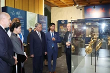 Le secrétaire général To Lam (4e à partir de la gauche), son épouse Ngo Phuong Ly, et le président bulgare Roumen Radev et son épouse au Musée national d’histoire de Bulgarie. Photo : VNA