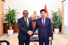 Le vice-ministre des Affaires étrangères (AE), Nguyên Manh Cuong (droite) et son homologue des Maldives, Abdulla Khaleel.