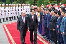 Le président Luong Cuong (droite) préside la cérémonie d'accueil pour le secrétaire général des Nations Unies António Guterres à Hanoï. Photo : NDEL.