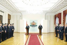 Le secrétaire général du Parti, To Lam, et le président de la République de Bulgarie, Rumen Radev, lors d'une rencontre avec la presse. Photo : VNA