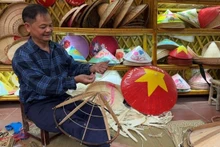L’artisan Le Van Tuy détache avec minutie les cercles de bambou servant à la confection des chapeaux.