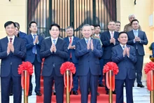 Le secrétaire général To Lam, le président Luong Cuong et les délégués participent au rituel de remise du siège de la Présidence de la République.