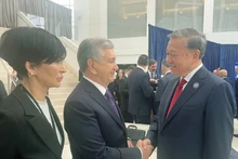 Le secrétaire général du Parti communiste du Vietnam, To Lam (droite) rencontre le président de l’Ouzbékistan, Shavkat Mirziyoyev. Photo : VNA. 