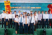Les délégués présents à la cérémonie de lancement du projet de l’usine chimique de Nhon Trach.
