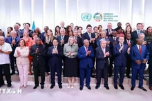 Le président français Emmanuel Macron, le Premier ministre Pham Minh Chinh, les dirigeants des pays participants et le secrétaire général des Nations Unies, António Guterres. Photo : VNA. 