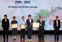Le Comité populaire provincial de Thai Nguyên remet des satisfecit à 12 collectifs et individus ayant réalisé des résultats exceptionnels dans les activités des affaires étrangères entre Thai Nguyên et Gyeongsang du Nord. Photo : VNA.