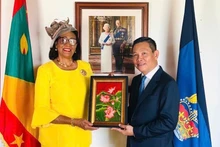 L’ambassadeur Vu Trung My remet un cadeau commémoratif à la gouverneure générale de Grenade, Mme Cécile La Grenade. Photo : Ambassade du Vietnam au Venezuela. 