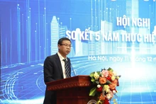 Le vice‑ministre de la Science et de la Technologie, Le Xuan Dinh, prend la parole lors de la conférence. 