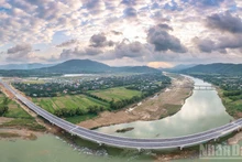 L’autoroute Quang Ngai–Hoai Nhon s’étire comme un ruban de soie à travers les campagnes, reliant les principaux pôles économiques.