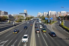 Pour Yin Yong, l’amélioration de l’environnement permet d’attirer les secteurs de haute technologie, de la recherche et de l’éducation — bien loin du modèle ancien fondé sur l’industrie lourde et la main‑d’œuvre non qualifiée.