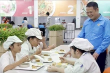 Prendre soin des repas de cantine des ouvriers contribue à stabiliser les relations de travail et à bâtir un environnement professionnel harmonieux et durable. Photo : VNA. 