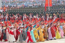 Le bloc représentant le domaine de la culture et des sports défile le 2 septembre pour commémorer le 80e anniversaire de la Fête nationale. Photo : HNM.