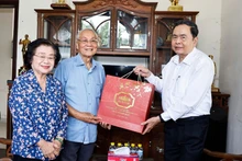 Le président de l’Assemblée nationale, Tran Thanh Man offre un cadeau à Truong My Hoa, ancienne vice-présidente de la République et ancienne vice-présidente de l’Assemblée nationale. Photo : VNA.