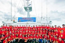 La délégation de Vietnamiens de l’étranger rend visite aux forces armées et aux habitants du district insulaire de Truong Sa ainsi qu’aux plateformes maritimes DK1 en 2024.