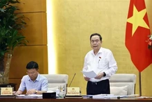 Le plus haut législateur vietnamien préside une réunion sur la révision de la Constitution de 2013. Photo : VNA.