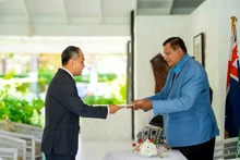 L’ambassadeur du Vietnam en Nouvelle-Zélande et aux Îles Cook, Phan Minh Giang (à gauche), présente ses lettres de créance à Sir Tom Marsters, représentant du roi Charles III aux Îles Cook. Photo : VNA. 
