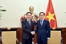 Le ministre vietnamien des Affaires étrangères, Le Hoai Trung (à droite) reçoit le ministre lao de l'Éducation et des Sports, Thongsalith Mangnomek. Photo : VNA. 