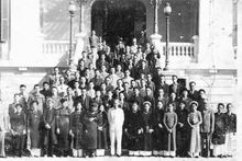 Le président Ho Chi Minh aux côtés des entrepreneurs hanoïens devant le Palais du Tonkin, le 18 septembre 1945. Photo d’archives.