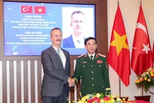 Le ministre de la Défense, Phan Van Giang (à droite), et Haluk Gorgun, président de la Presidency of Defence Industries. Photo : VNA. 