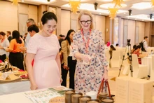 Mme Sarah Hooper, consule générale d’Australie à Hô Chi Minh-Ville, visite un stand lors de l’événement de présentation des modèles de partenariat pour l’adaptation au changement climatique. Photo : nguoidothi