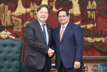 Le Premier ministre Pham Minh Chinh (à droite) et Hayashi Yoshimasa, ministre japonais de l’Intérieur et des Communications.