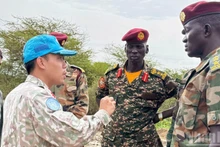 Capitaine Le Trinh Thanh Tuan en mission avec le commandant du bataillon d’infanterie de l’armée sud-soudanaise, à la frontière entre l’UNISFA et le Soudan du Sud.