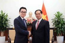 Le vice-Premier ministre et ministre des Affaires étrangères, Bui Thanh Son (droite), et le secrétaire d’État cambodgien, Ung Rachana. Photo: VNA