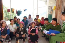 Dans la commune de Hua Bum, des policiers sensibilisent les habitants à l'importance du jour des élections, ainsi qu'à leurs droits et devoirs civiques. Photo : VNA 