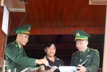 Des pêcheurs de la province de Nghe An signent un engagement à ne pas pratiquer la pêche INN. Photo : VNA 