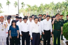 Le président de l'Assemblée nationale, Tran Thanh Man et une mission l'accompagnant au site historique national de Nga Ba Giong, dans la commune de Ba Diem, à Hô Chi Minh-Ville. Photo : VNA 