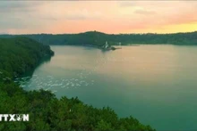Le lac T'Nung, surnommé "les yeux de Pleiku", est l'une des destinations touristiques les plus prisées de Gia Lai. Photo : VNA. 