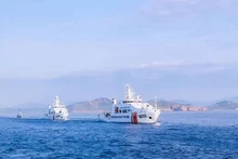Les navires de la Garde-côte vietnamienne s’entraînent aux manœuvres de défilé en mer.