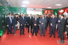 Le ministre de la Sécurité publique Luong Tam Quang et son homologue lao Vilay Lakhamphong, accompagnés des autres délégués, visitent le Centre de données d’identification des citoyens du Laos. Photo : HAI TIEN.