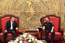Tran Duc Hung, directeur adjoint de l’Administration générale des douanes du Vietnam, a reçu une délégation des douanes chinoises conduite par Lin Jiantian, directeur du Département de gestion des entreprises et de l’audit post-dédouanement.