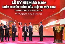 Le chef de l’État remet un cadeau symbolique à la Fédération des avocats du Vietnam, en reconnaissance de son rôle essentiel dans la formation d’un corps juridique professionnel, éthique et engagé au service de la nation.