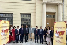 Cérémonie de réinstallation de la plaque commémorative dédiée au Président Ho Chi Minh sur la Place du journal La Marseillaise. Photo ; VNA. 