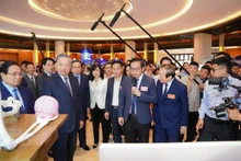 Le secrétaire général du Parti communiste du Vietnam, To Lam, visite le stand du système de santé Vinmec lors de l’exposition.