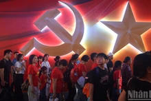 Les visiteurs se pressent dans l’espace d’exposition « 95 ans sous la lumière du drapeau du Parti ».