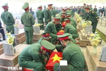 Cérémonie commémorative et d’inhumation des restes des soldats volontaires vietnamiens tombés. Photo : VNA. 