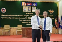 L’ambassadeur du Vietnam au Cambodge, Nguyen Minh Vu (à gauche), aux côtés du gouverneur de la province de Prey Veng, Suon Somalin. (Photo : Ambassade du Vietnam au Cambodge) 