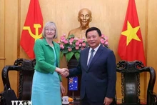 Le professeur-docteur Nguyen Xuan Thang, directeur de l'Académie nationale de politique Ho Chi Minh et président du Conseil théorique central reçoit Gillian Bird, nouvelle ambassadrice d'Australie au Vietnam. Photo : VNA. 